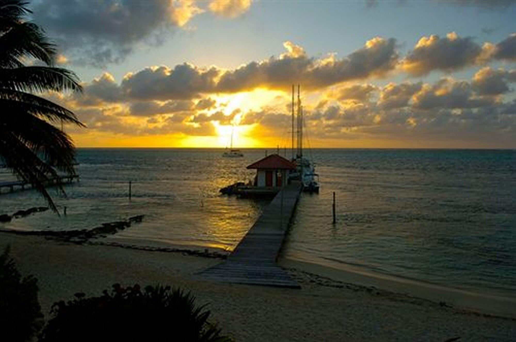 The Palms Oceanfront Suites San Pedro  Exteriér fotografie